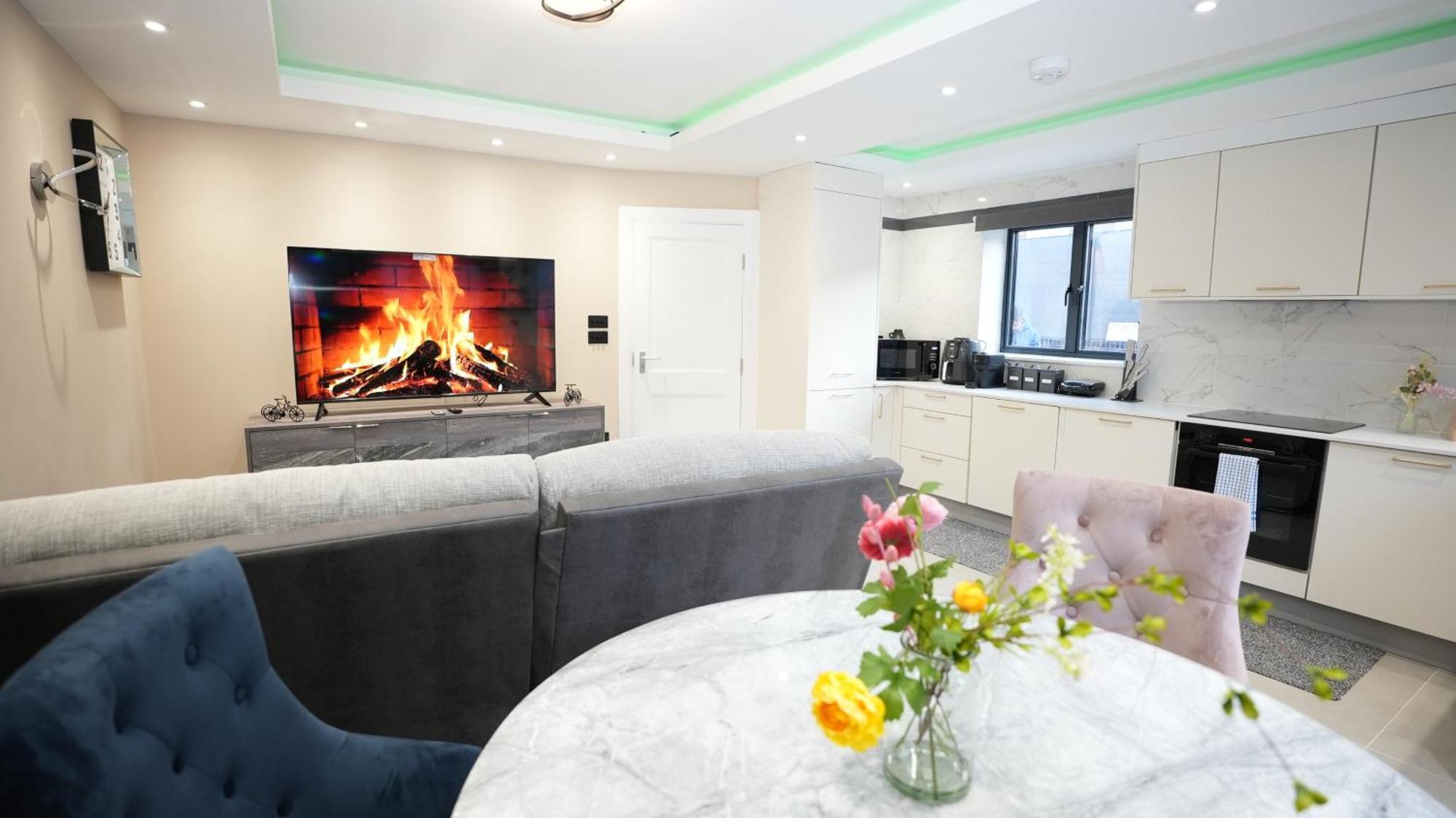 Holiday home Charming House - Sleeps 5 & Outdoor Space *